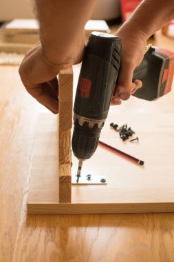 Akülü tornavida kullanarak