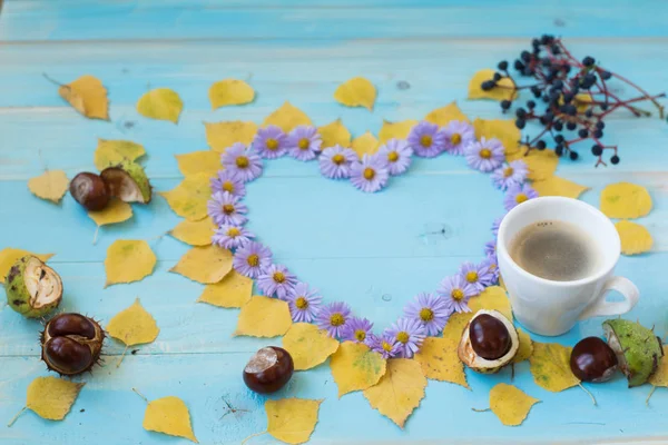 Xícara Café Símbolo Coração Com Flores Outono Velho Fundo Azul — Fotografia de Stock