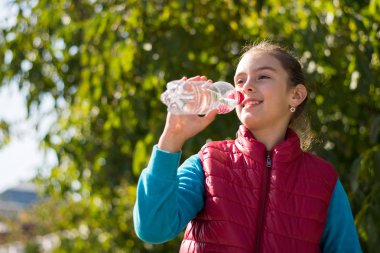 Kız içecek su