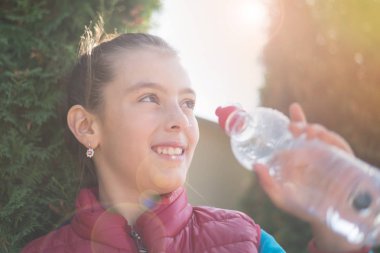 Kız içecek su