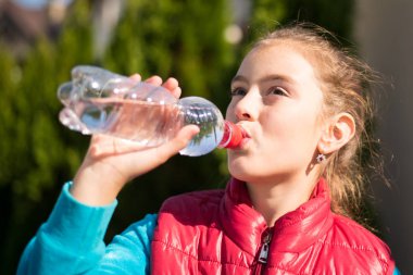 Kız içecek su