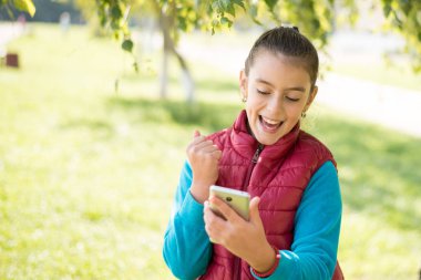 Akıllı telefon kullanan kız