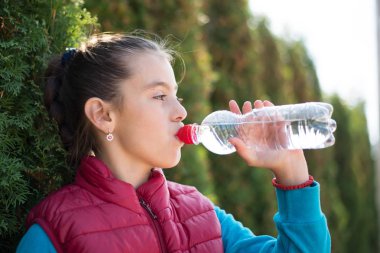 Kız içecek su