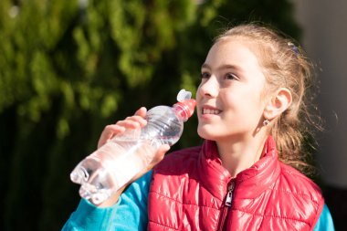 Kız içecek su