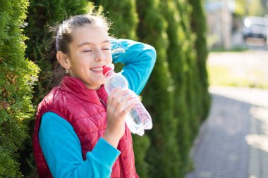 Kız içecek su