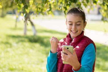 Akıllı telefon kullanan kız