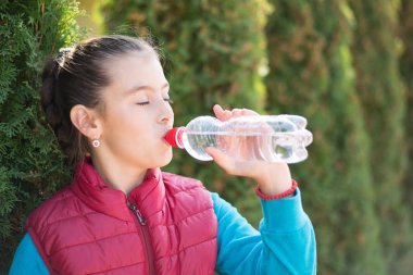 Kız içecek su