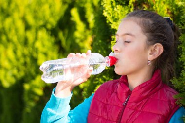 Kız içecek su