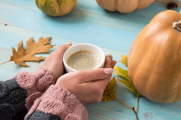 Mani che tengono tazza di caffè — Foto Stock