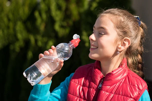 Kız içecek su
