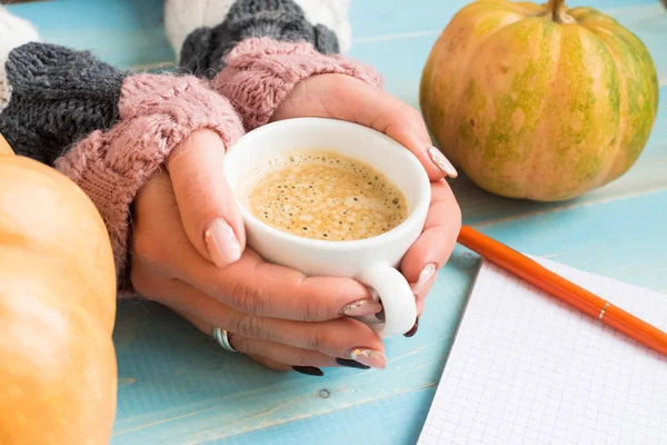 Mãos segurando café copo — Fotografia de Stock