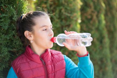 Kız içecek su