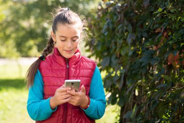 Akıllı telefon kullanan kız