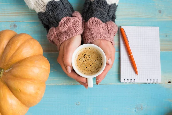 Mãos segurando café copo — Fotografia de Stock