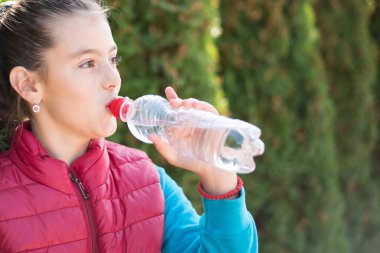 Kız içecek su