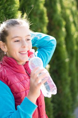 Kız içecek su
