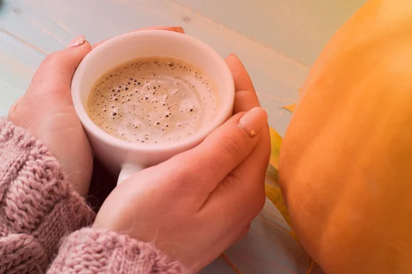 Mãos segurando café copo — Fotografia de Stock