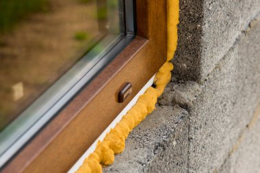 DIY kavramı. İnşaat Pu köpük. Pencere montaj köpük kullanarak yüklenir. Yükleme köpük
