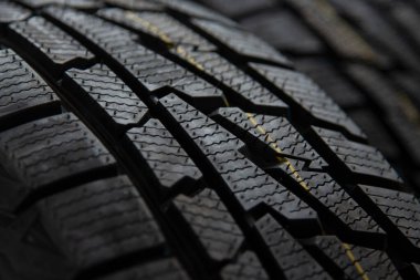 Yeni kış lastiklerinin koruyucusu. siyah arkaplan