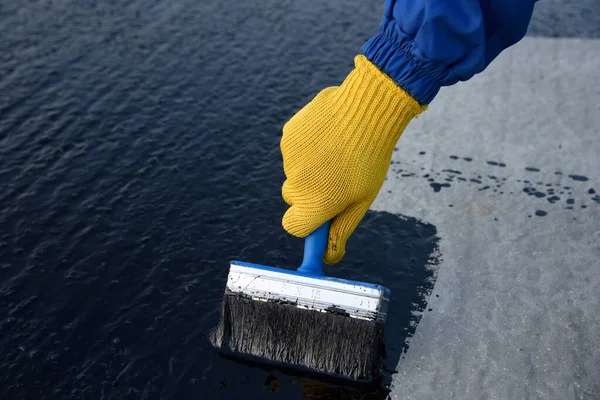 Arbetare tillämpar bitumen mastix på stiftelsen — Stockfoto