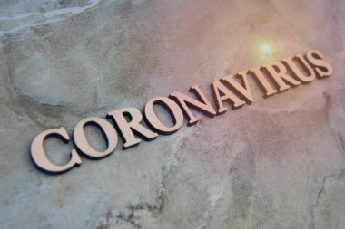 Coronavirus salgını kelimesi ahşap harflerle yazılmış..