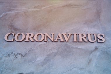 Coronavirus salgını kelimesi ahşap harflerle yazılmış..