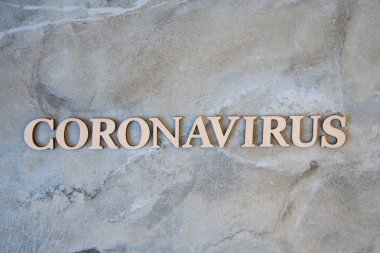 Coronavirus salgını kelimesi ahşap harflerle yazılmış..