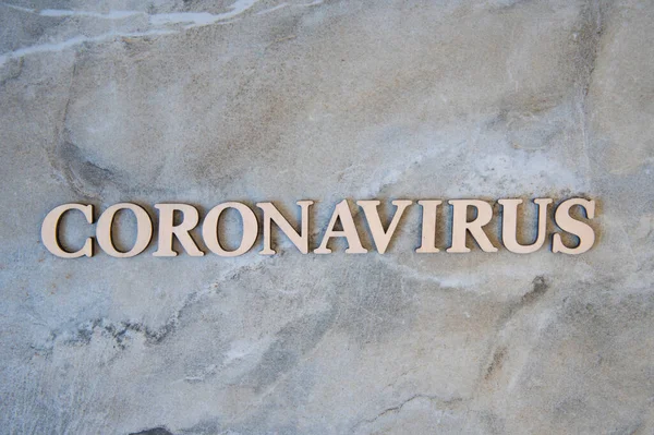 Coronavirus parola di scoppio scritta su lettere di legno . — Foto Stock