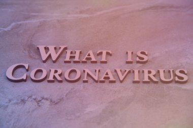 Tahta harflerle yazılmış Coronavirus kelimesi nedir?.