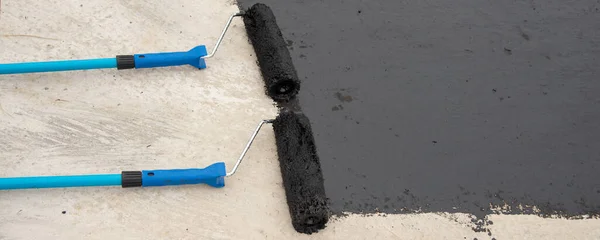 2つのローラーブラシ、防水をインストールするためのツール — ストック写真
