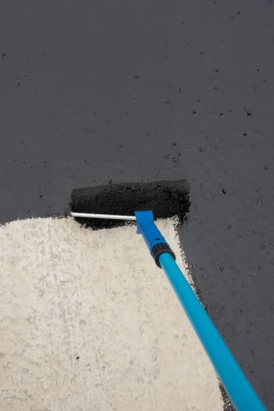 İşçi temel üzerine bitumen mastic uygular — Stok fotoğraf