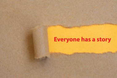 Herkesin bir hikayesi vardır, yırtık kağıda yazılmış bir kelime.
