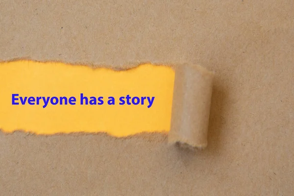 Herkesin bir hikayesi vardır, yırtık kağıda yazılmış bir kelime. — Stok fotoğraf