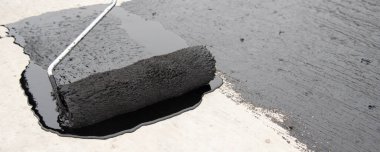 İşçi temel üzerine bitumen mastic uygular