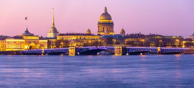 Saint Petersburg, Rusya. Neva nehri boyunca Aziz Isaac Katedrali