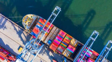 Konteynır gemisi derin deniz limanında yükleniyor ve boşaltılıyor.