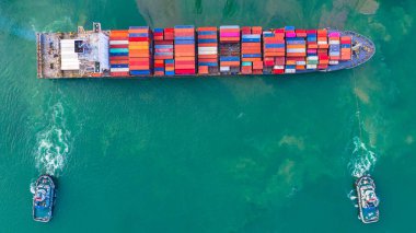 Sanayi limanında çalışan konteyner gemisi, ithalat ve e