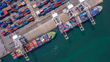 Konteynır gemisi bir limana yükleniyor, Aerial üst görünüm konteynırları