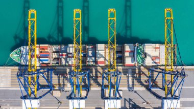 Konteynır gemisi bir limana yükleniyor, Aerial üst görünüm konteynırları