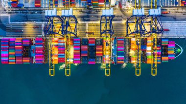 Konteynır gemisi gece bir limana yükleniyor, Aerial top view co