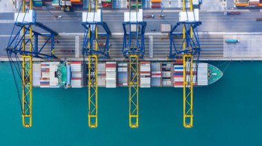 Konteynır gemisi bir limana yükleniyor, Aerial üst görünüm konteynırları