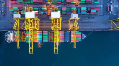Vinç portu yükleme ve indirme yapan hava görüntüsü konteynır gemisi