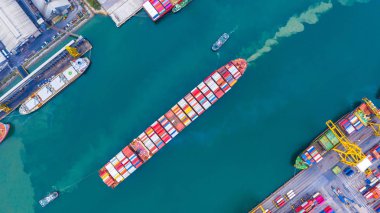 Konteynır gemisi derin deniz limanında yükleniyor ve boşaltılıyor, Aerial vi