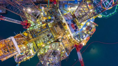 Geceleri deniz aşırı hava manzarası, deniz aşırı petrol sondajı dri