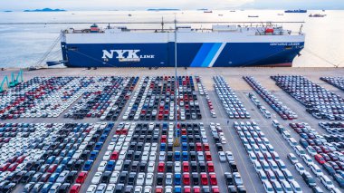 Satışlar için hava manzaralı yeni arabalar stok sırası, yeni araba satıcısı