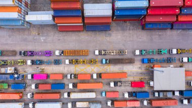 Lojistik merkezde kamyonet ve römorkun hava görüntüsü