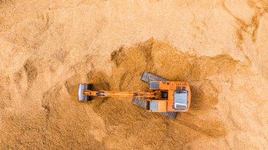 Bir inşaat sahasında çalışan hava görüntüleme kazıcısı.