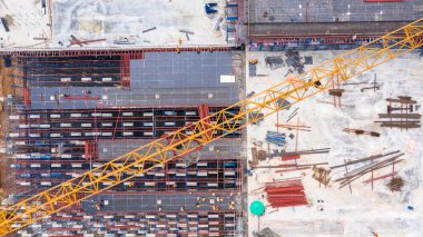 Endüstriyel konsantrasyonlu havadan görünüşlü inşaat sahası.