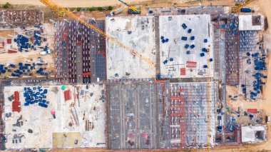 Endüstriyel konsantrasyonlu havadan görünüşlü inşaat sahası.