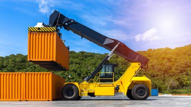 Sarı forklift nakliye konteynırına ulaş 